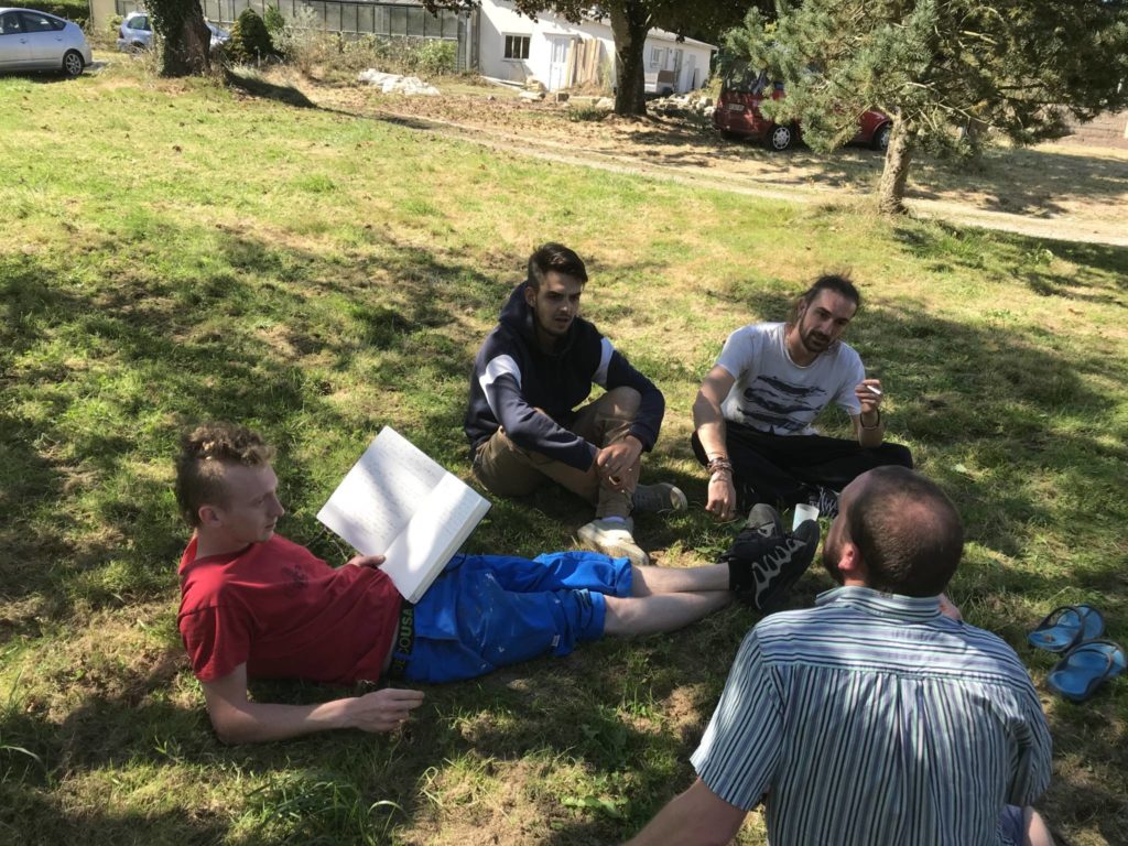 Les jeunes de l'AFPA qui sont impliqués dans la construction de la toue