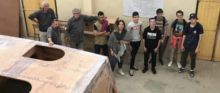 on débute la stratification de la coque au chantier naval de KERDUCHAD